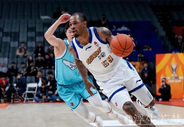 刘东推倒雷琼-塔克,山西申诉无果遭判进攻犯规 刘东推倒雷琼-塔克,山西申诉无果遭判进攻犯规