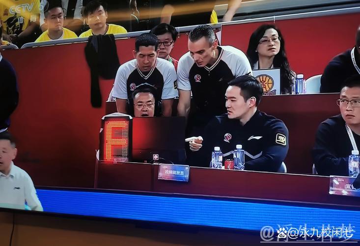 刘东推倒雷琼-塔克,山西申诉无果遭判进攻犯规 刘东推倒雷琼-塔克,山西申诉无果遭判进攻犯规